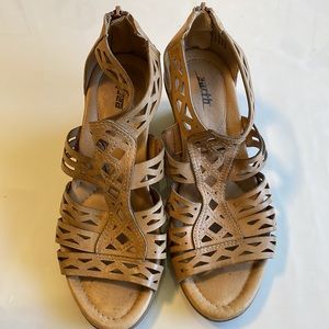 Earth Shoe nude wedges